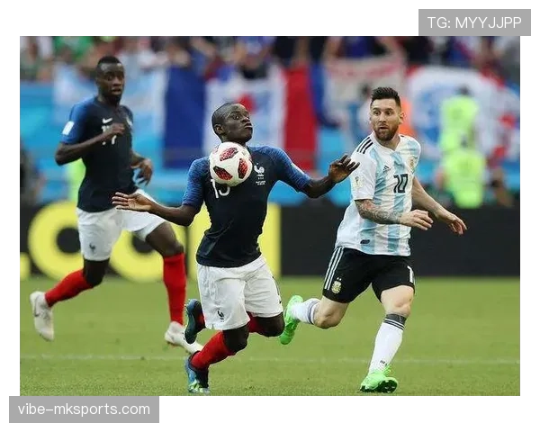 坎特与马克莱莱：防守型后腰的战术传承与角色对比