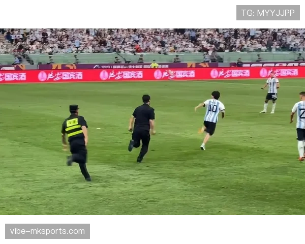 董志豪昨晚穿的居然像要去豪宅party，球场上的他感觉完全两个人…